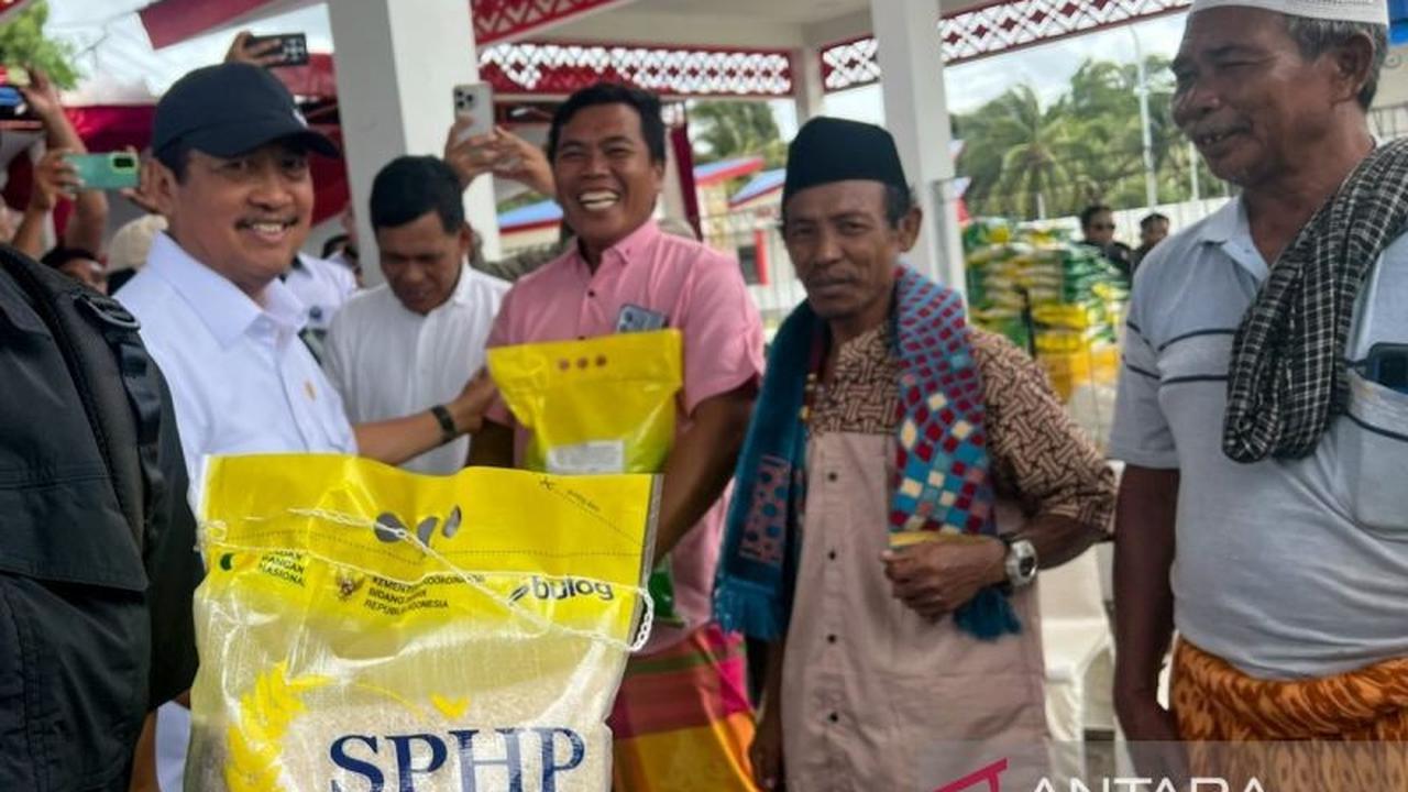 Menteri Trenggono Bagikan Beras SPHP kepada Nelayan Lombok Timur, Bawa Harapan di Bulan Ramadan