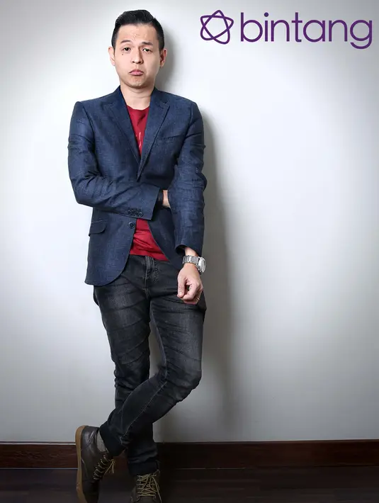 Film ‘Ngenest’ merupakan debut komika berwajah oriental ini dalam menjadi sutradara. Tentunya bukanlah hal yang mudah saat pertama kali menjadi sutradara, ia bahkan sempat menolak tawaran tersebut. (Febio Hernanto/Bintang.com)