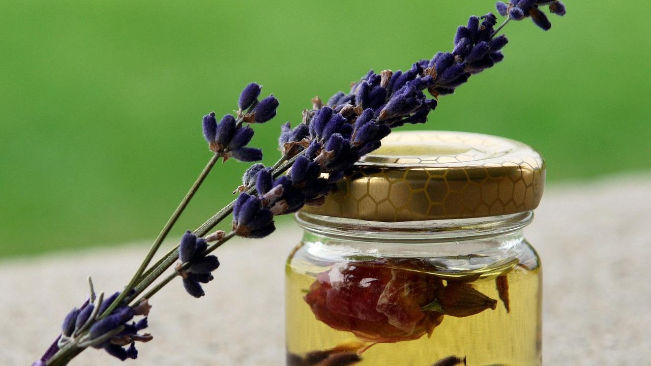 Ilustrasi Lavender Oil / Minyak Lavender (sumber: pixabay)