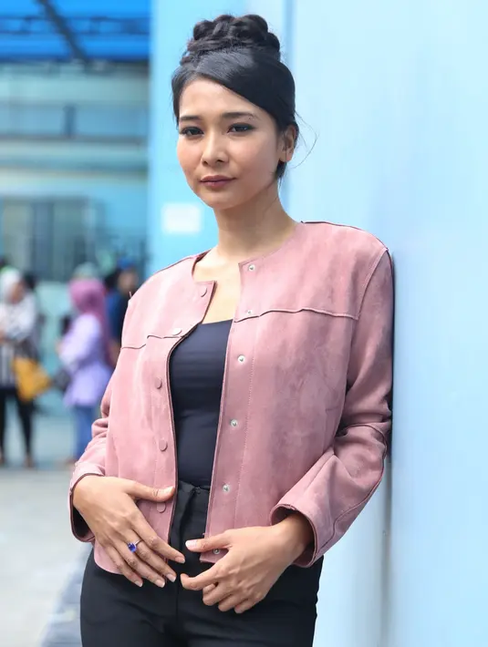 "Aku bilang ke bunda Maia kalau aku mau belajar dari nol. Bisa dibilang kalau dulu manajer sudah ada, dan kalau sekarang aku nyari manajer. Bahkan aku harus memetakan lagi manajer fungsinya apa," imbuhnya. (Nurwahyunan/Bintang.com)