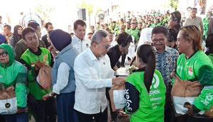 Menko Bidang Pangan Zulkifli Hasan membagikan paket pangan murah di Tangerang. (Foto: Liputan6.com/Pramita T)