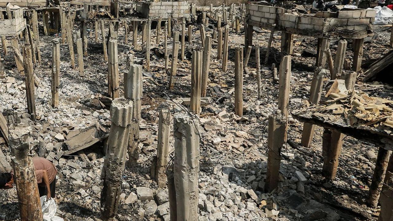 Lokasi pengungsian yang berada di atas lapangan berpasir membuat warga harus mengenakan masker untuk menjaga kesehatan pernafasan.