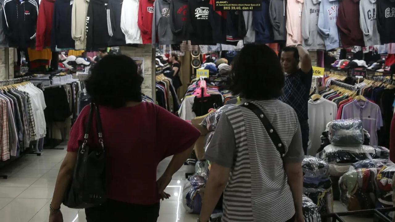Menjelang Lebaran, baju bekas impor kembali menjadi buruan masyarakat. Setidaknya salah satu pusat bisnis baju bekas impor atau thrifting di Ibu Kota, yakni Pasar Senen, dipadati pengunjung beberapa hari terakhir.

Padahal, sudah sebulan terakhir pemeri