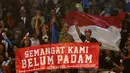 Suporter terus memberikan semangar lewat spanduk untuk mendukung pemain Indonesia pada Turnamen Indonesia Open 2016 di Istora Senayan, Jakarta, Rabu (1/5/2016). (Bola.com/Nicklas Hanoatubun)