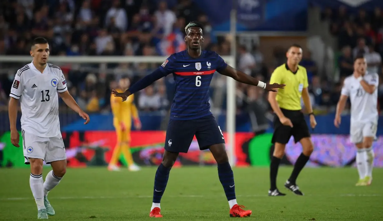 Pemain Prancis Paul Pogba bereaksi saat melawan Bosnia-Herzegovina pada pertandingan Grup D kualifikasi Piala Dunia 2022 di Stadion Meineau, Strasbourg, Prancis, Rabu (1/9/2021). Pertandingan berakhir dengan skor 1-1. (FRANCK FIFE/AFP)