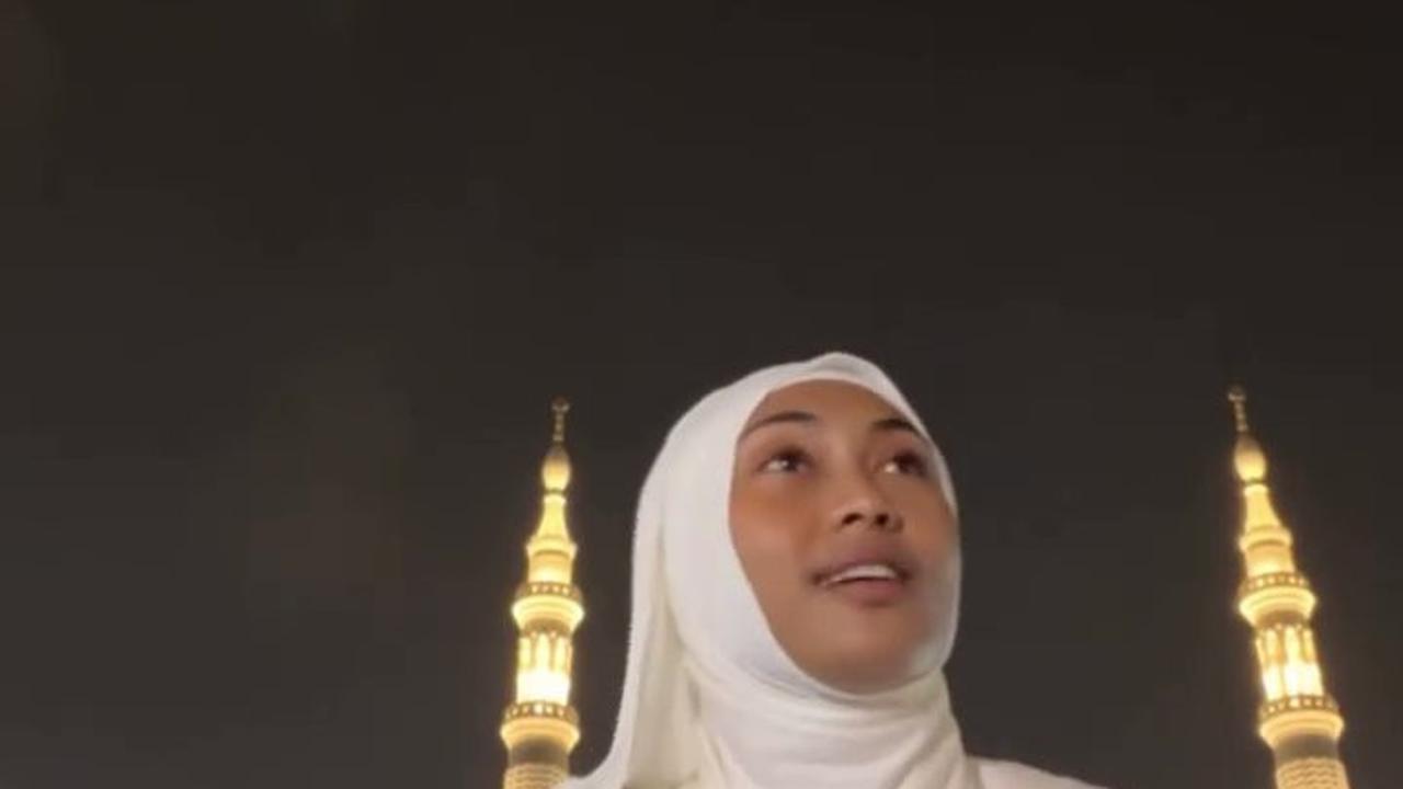 Momen Novia Bachmid Nyanyi di Masjid Nabawi, Tuai Pro Konta