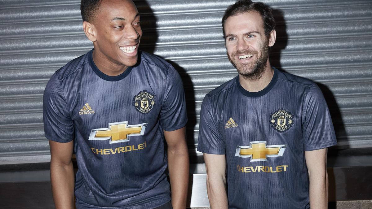 Manchester United Luncurkan Jersey Ketiga untuk Musim 2018-2019 - Inggris Bola.com