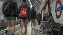 Orang-orang berjalan di atas peron saat mengikuti acara tahunan "No Trousers Tube Ride" di London, Minggu (8/1/2023). Komuter mengambil bagian dalam 'No Trousers Tube Ride' tahunan di London Underground, menantang cuaca musim dingin yang dingin untuk naik transportasi umum dengan pakaian dalam mereka. (AP Photo/Kin Cheung)