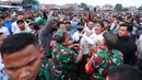 Sejumlah suporter melakukan protes karena tak puas dengan keputusan wasit setelah pertandingan antara Kecamatan Ciputat FC melawan Denis FC di Lapangan Latus Jaya, Kedaung, Pamulang, Minggu (12/3/2023). (Bola.com/M Iqbal Ichsan)