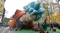 Goku, pahlawan legendaris dari franchise Dragon Ball di parade Hari Thanksgiving Macy: Inflasi Balon pada 22 November 2023 di New York City, Amerika Serikat. (Eugene Gologursky/Getty Images untuk Macy's, Inc./AFP)