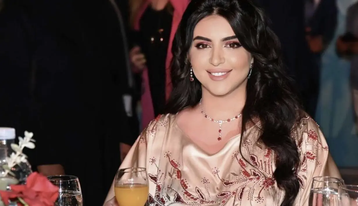 Pada sebuah kesempatan ia terlihat begitu manis dengan riasan yang didominasi nuansa rose pink.  [foto: Instagram/ hhshmahra]