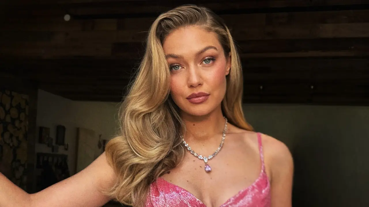 Gigi Hadid di Pernikahan Taylor Swift, Tampil Manis dengan Soft Serve Blowout dan Gaun Rp264 Juta