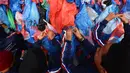 Relawan Nepal dan siswa sekolah membuat replika Laut Mati dari plastik daur ulang di Kathmandu pada 5 Desember 2018. Mereka mengikat 100.000 kantong plastik bekas berwarna-warni untuk upaya pembuatan rekor dunia baru. (PRAKASH MATHEMA / AFP)