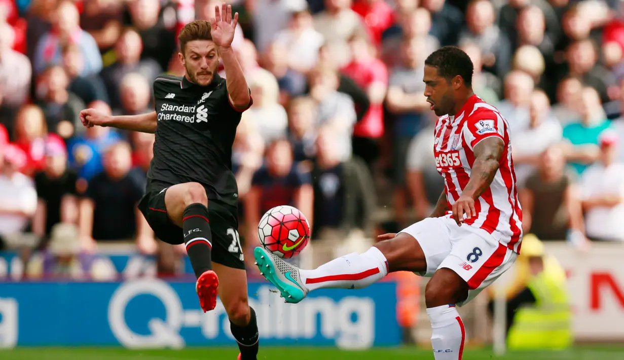 Bek Stoke, Glen Johnson berusaha melewati gelandang Liverpool, Adam Lallana pada Liga Premier Inggris di Britannia Stadium, Minggu (9/8/2015).Liverpool menang atas Stoke City dengan skor 1-0. (Reuters/Jason Cairnduff)