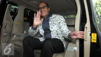 Ketua Umum Kadin, Rosan P. Roeslani menyapa awak usai mendatangi KPK, Jakarta, Jumat (15/4). Mereka datang untuk mengadakan kerja sama dengan KPK dalam hal pemberantasan dan pencegahan korupsi dikalangan pengusaha. (Liputan6.com/Helmi Afandi)