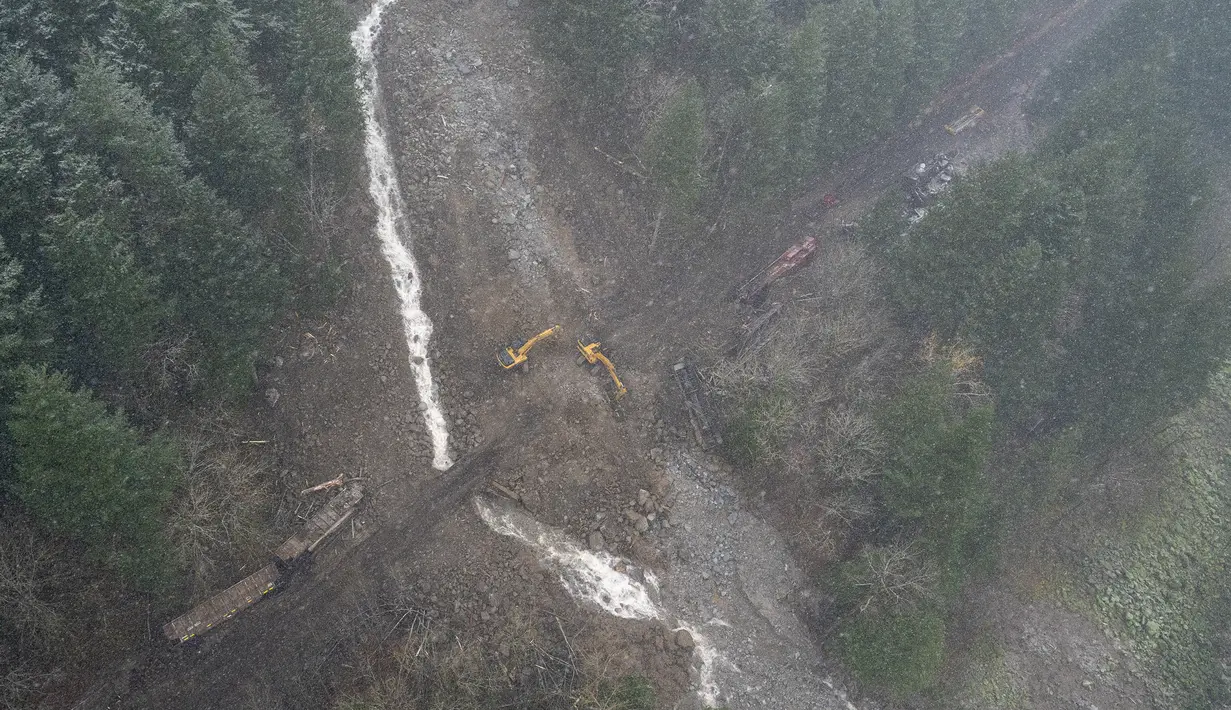 Foto udara, sebuah lokomotif Pasifik Kanada dan gerbongnya yang terlempar dari rel kereta api akibat hujan lebat dan tanah longsor di Fraser Canyon dekat Hope, British Columbia, Kamis (18/11/2021). (Jonathan Hayward/The Canadian Press via AP)