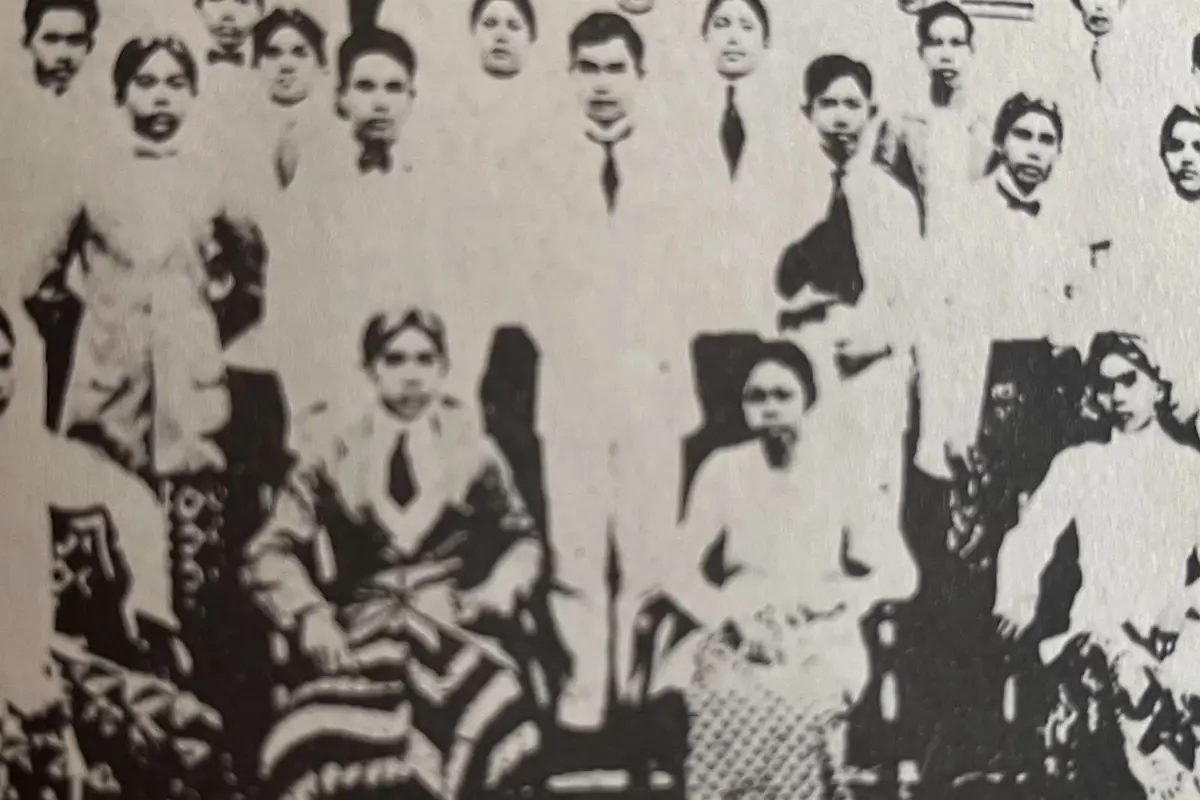 Sukarno (duduk, kedua dari kiri) dengan teman sekelasnya di depan gedung sekolah HBS.