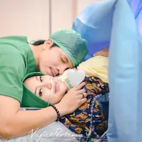 Saat lahiran, Atta Halilintar menemani sang istri. Di samping Aurel Hermansyah, Atta sampai memegang tangan Aurel hingga menangis saat sang bayi lahir.