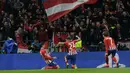 Bek Atletico Madrid, Jose Maria Gimenez (tengah) berselebrasi usai mencetak gol ke gawang Juventus pada babak 16 besar Liga Champions di stadion Wanda Metropolitano, Madrid (20/2). Atletico menang 2-0 atas Juventus. (AP Foto/Andrea Comas )