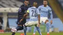Gelandang Marseille, Dimitri Payet berusaha melewati gelandang Manchester City, Fernandinho pada pertandingan lanjutan Grup C Liga Champions di stadion Etihad di Manchester di London, Kamis (10/12/2020). Hasil ini membuat City lolos ke babak 16 besar bersama Porto. (AP Photo/Jon Super)
