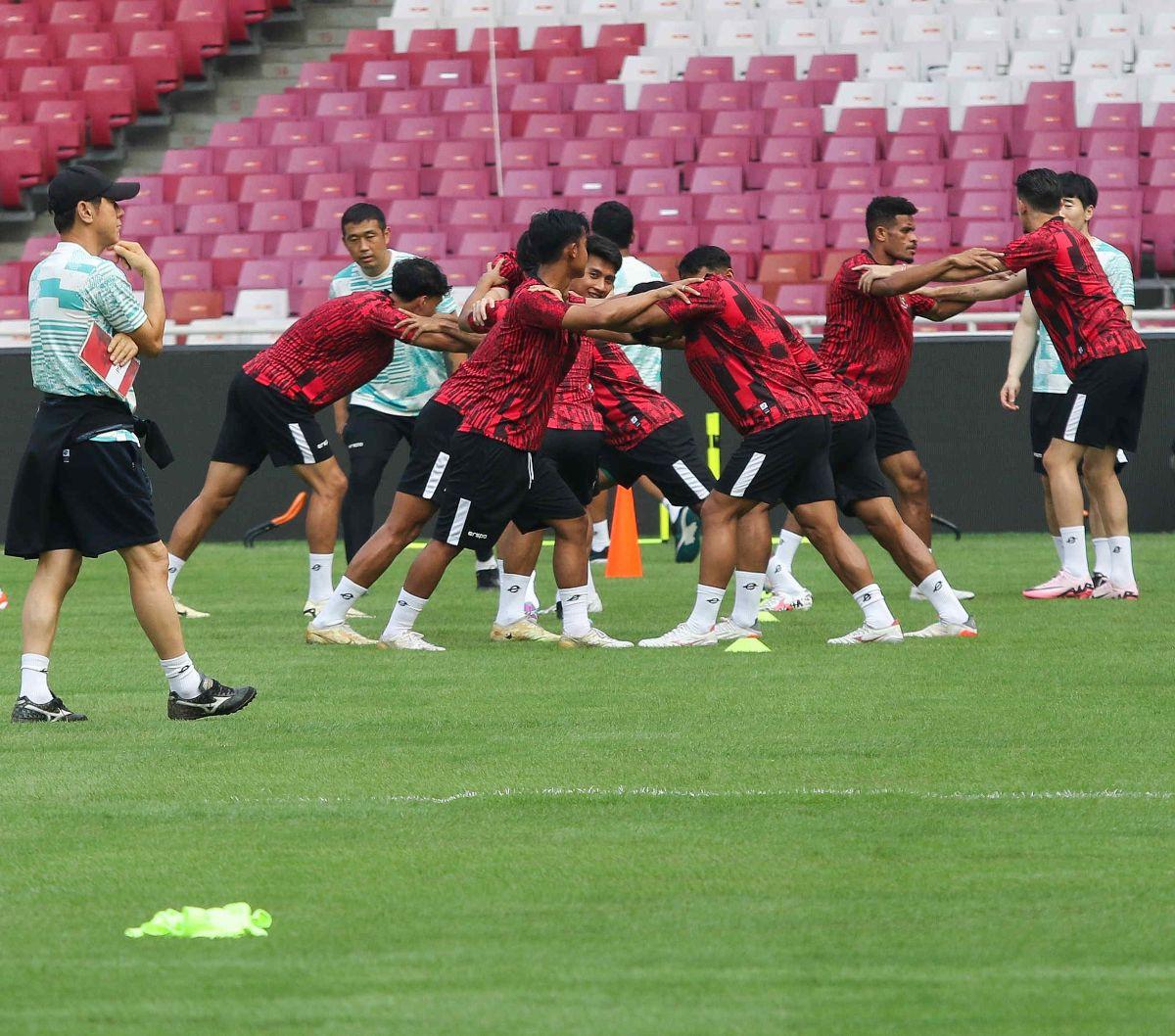 Pemain Timnas Indonesia melakukan latihan di Stadion Utama Gelora Bung Karno, Senayan, Jakarta, Rabu (5/6/2024). Timnas Indonesia akan menghadapi Timnas Irak pada pertandingan ke-5 Grup F Kualifikasi Piala Dunia 2026, pada Kamis (6/6) besok.&nbsp;Foto: Li