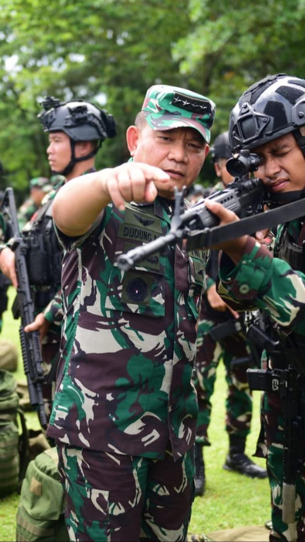 "Akhirnya minta bantuan kepada kita. Saya datang dengan pasukan sudah siap senjata semua, mereka pun punya senjata kecepek begitu lah. Kendaraan itu sudah terhenti sampai 4 jam,"<br>