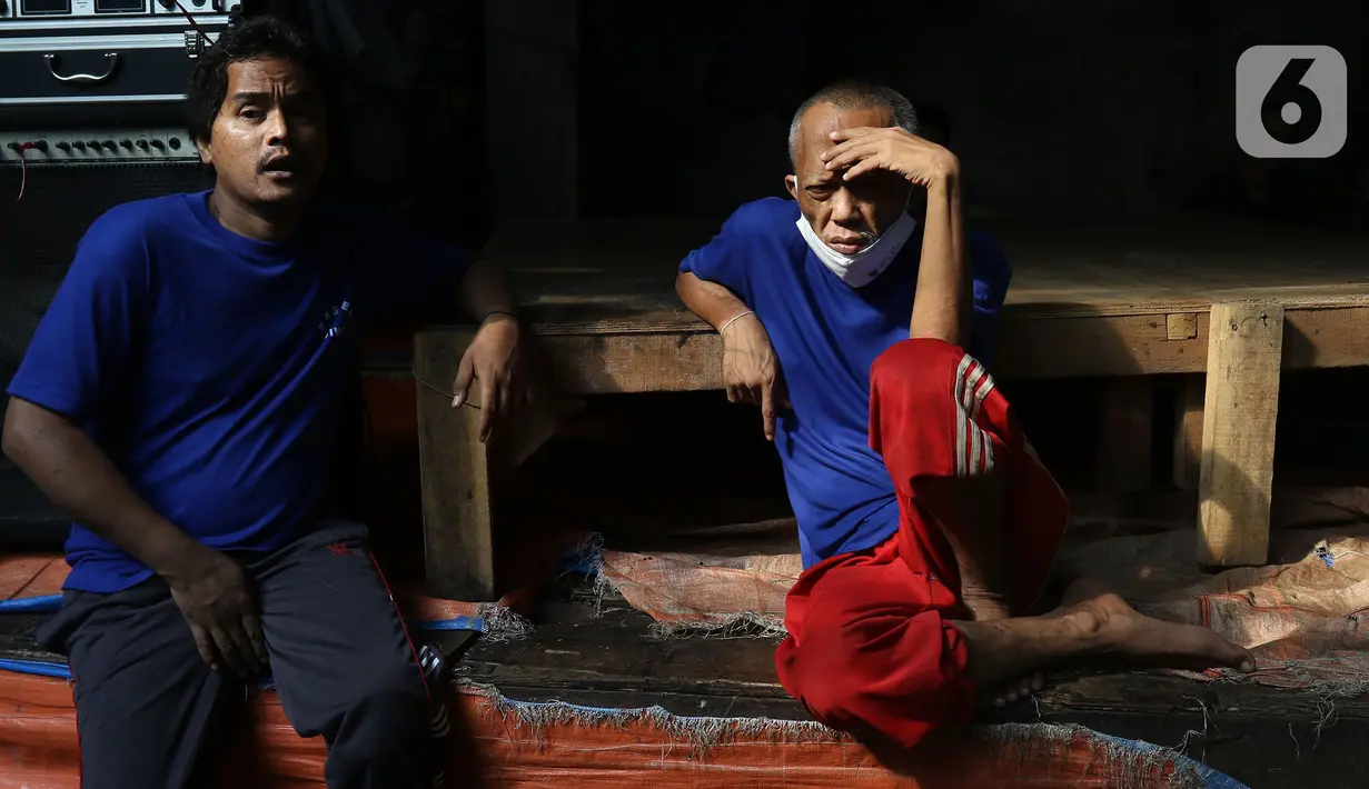 Pasien ODGJ menunggu mengikuti vaksinasi COVID-19 di Bekasi, Jawa Barat, Rabu (4/8/2021). Sebanyak 70 pasien ODGJ mengikuti kegiatan vaksinasi merdeka guna mencegah penyebaran wabah COVID-19. (Liputan6.com/Herman Zakharia)