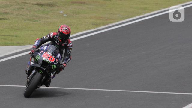 Kesibukan Pit Lane Sirkuit Mandalika Saat Sesi Pemanasan MotoGP