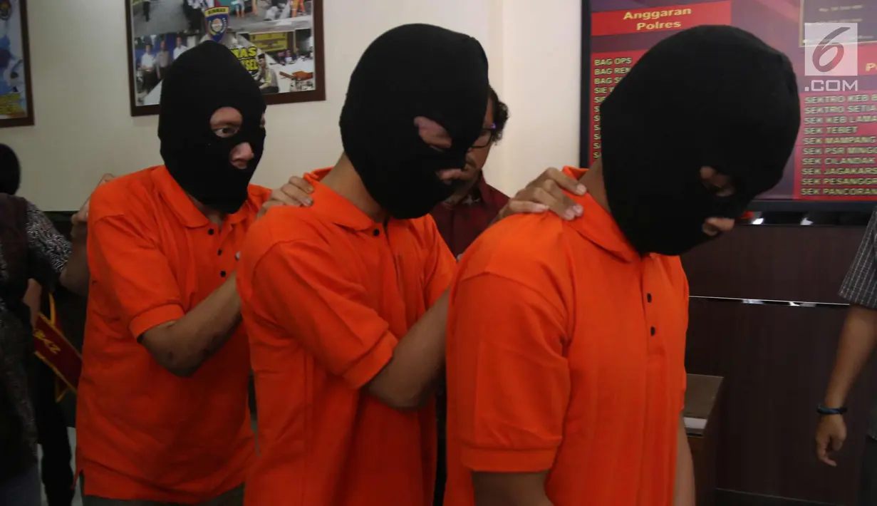 Pelaku pemerasan dan  membuang korban dalam keadaan terikat dan telanjang bulat di Jalan Kemang Timur V, Mampang Jaksel, pada Rabu (21/2) dini hari saat rilis kasus 365 KUHP di Polres Metro Jakarta Selatan, Jumat (23/2). (Liputan6.com/Arya Manggala)