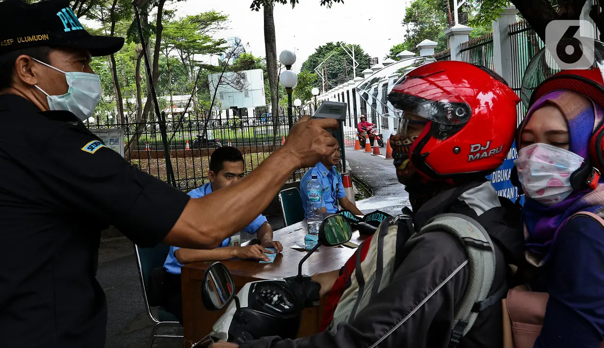 Pengendara sepeda motor menjalani pengecekan suhu tubuh saat akan masuk Kompleks Parlemen di Senayan, Jakarta, Kamis (5/3/2020). Pengecekan dilakukan sebagai tindakan preventif terkait penyebaran virus corona (COVID-19) setelah dua WNI dinyatakan positif terinfeksi. (Liputan6.com/Johan Tallo)