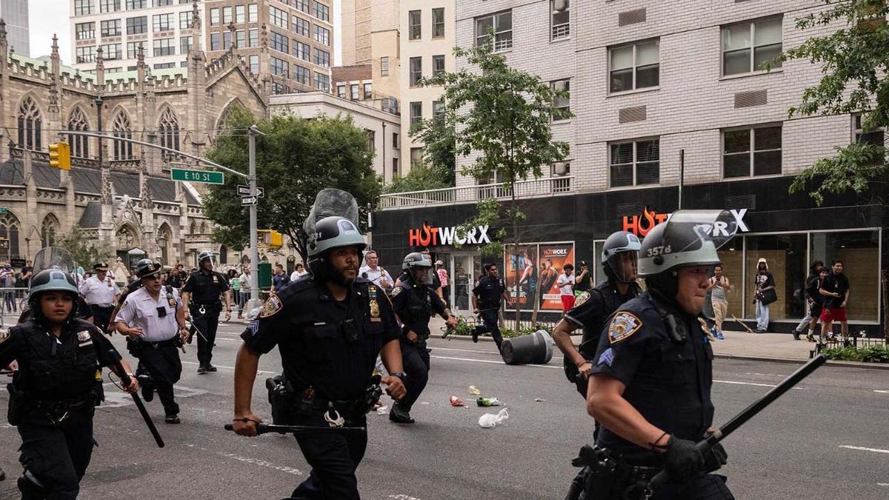 Bentrokan antara polisi dan pemuda pecah di pusat kota New York, Amerika Serikat, pada Jumat (4/8/2023) sore waktu setempat. Kerusuhan terjadi ketika Kai Cenat, seorang YouTuber dan streamer, menggelar pengumuman pemenang giveaway dengan berbagai hadiah, 