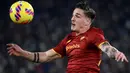 Nicolo Zaniolo. Sayap kanan Italia berusia 23 tahun ini telah memperkuat AS Roma sejak awal musim 2018/2019 usai didatangkan dari Inter Milan dengan nilai transfer 4,5 juta euro atau kini setara Rp69 miliar dan terikat kontrak hingga Juni 2024. Hingga kini ia total telah tampil dalam 111 laga di semua ajang dengan torehan 22 gol dan 15 assist. (AFP/Filippo Monteforte)