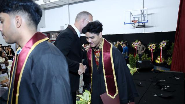 Tampil Kompak, Ini 7 Momen Wisuda SMA Putra Cut Keke dan Malik Bawazier