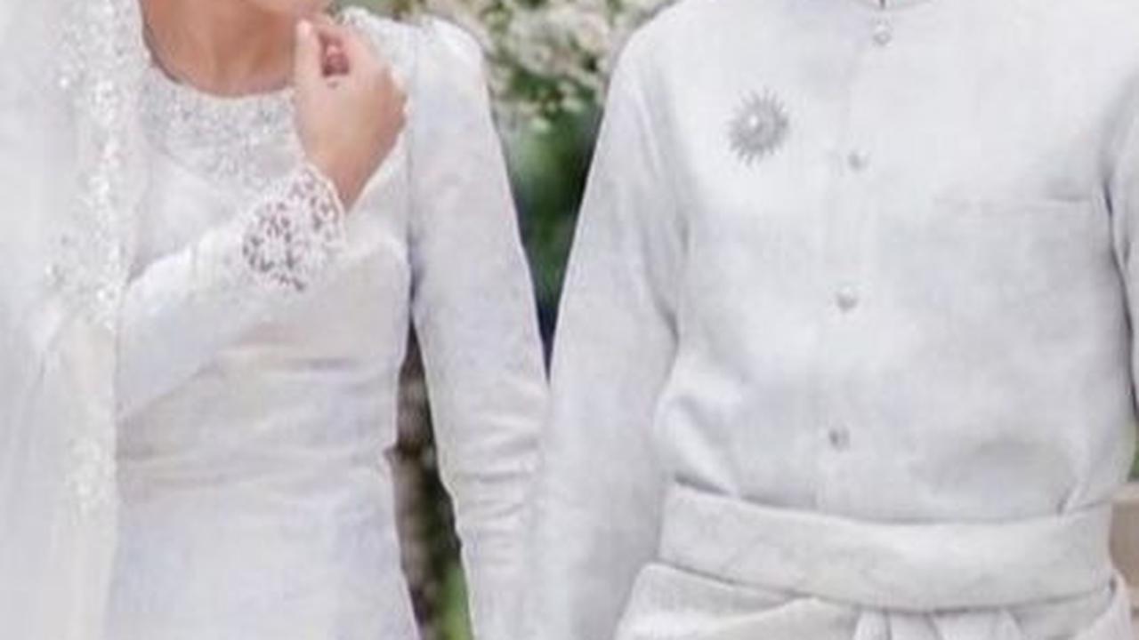 Membagikan Foto Lamaran di Instagram Pribadinya