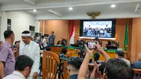 Hakim mempersilahkan Dedi Mulyadi untuk keluar dari ruangan sidang. Keluarnya Dedi Mulyadi lantaran kehadirannya tidak bersama saksi kunci Dede. (Liputan6.com/ Panji Prayitno)