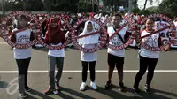 Massa yang tergabung dari Lentera Anak Indonesia menggelar aksi solidaritas di Bundaran HI Jakarta, Minggu (24/7). Memperingati Hari Anak, mereka meminta Presiden Jokowi melindungi anak-anak Indonesia dari dampak konsumsi rokok. (Liputan6.com/Johan Tallo)