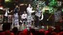 Penampilan Grup Vokal GAC saat berkolaborasi dengan penyanyi Jazz pada malam puncak HUT ke 27 SCTV di Hall D, Jiexpo Kemayoran, Jakarta, Kamis (24/8). Sejumlah artis ternama turut meramaikan malam spesial ini. (Liputan6.com/Herman Zakharia)