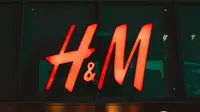 Ilustrasi logo H&amp;M. (dok. unsplash @itssecondkaki)