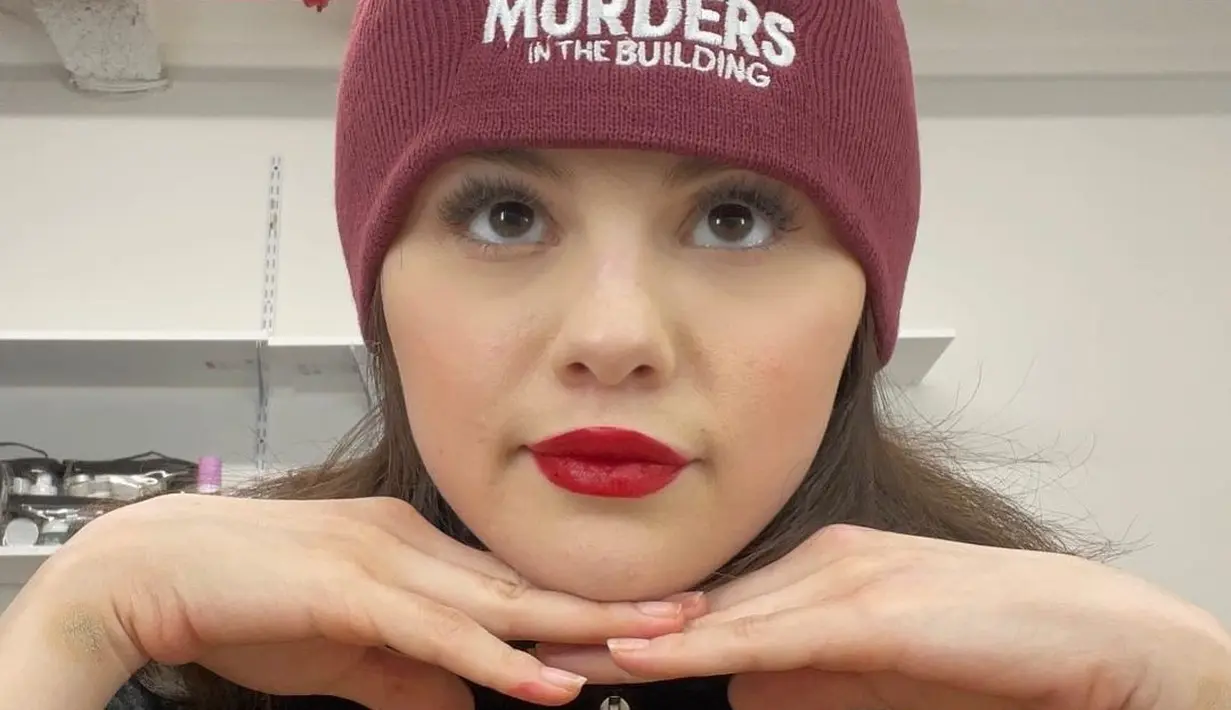 Selena Gomez memadukan gaya kasualnya dengan lipstik merah. Wajah yang dirias minimalis tampak luar biasa hanya dengan sentuhan lipstik merah. [Foto: Instagram/selenagomez]