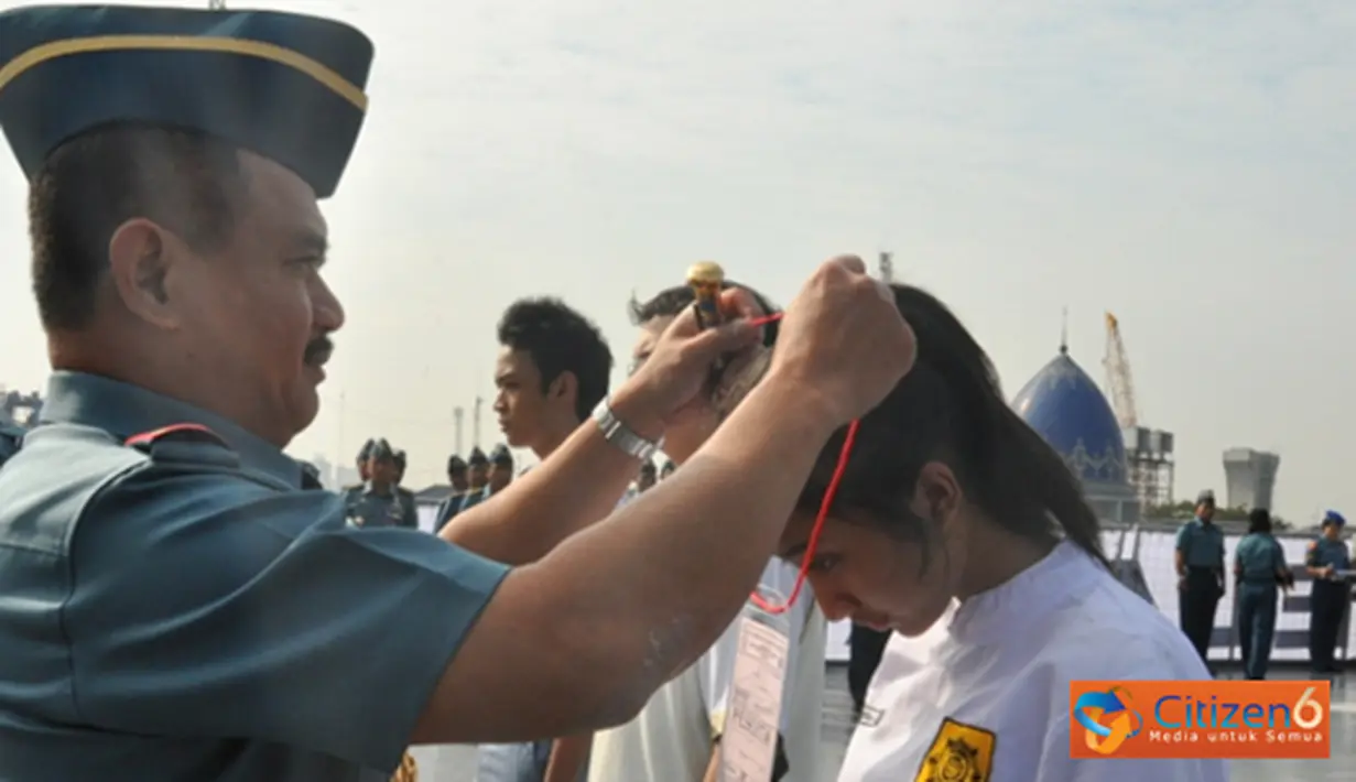 Citizen6, Jakarta: Pangkolinlamil Laksamana Muda TNI S.M. Darojatim menyematkan tanda peserta kepada perwakilan pelajar pada Upacara Pembukaan BTPI 2012 di KRI Banda Aceh, Tanjung Priok, Jakarta Utara, Selasa (3/7). (Pengirim: Kadispen Kolinlamil).