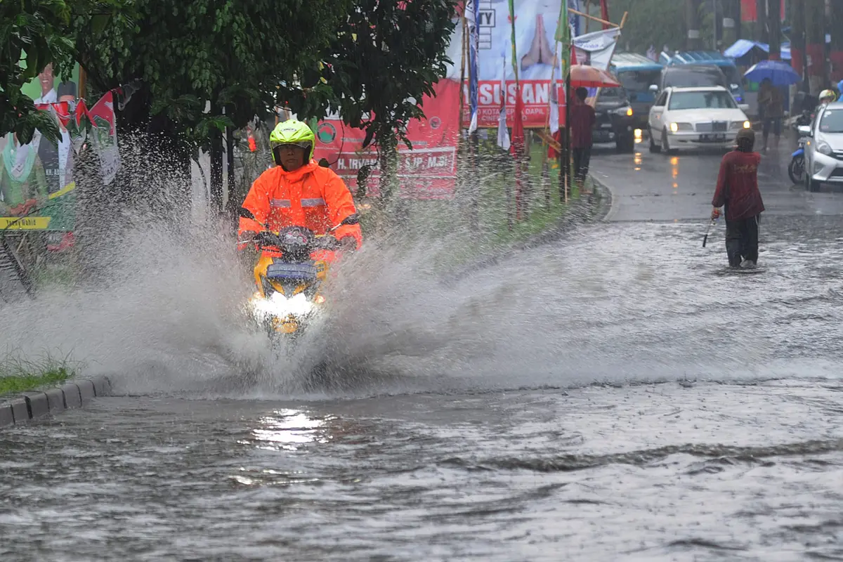 Hujan Deras Sebabkan Banjir di Jalan Raya Cinere