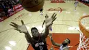 Pemain Houston Rockets, Clint Capela (15) berusaha merebut bola dari jangkauan pemain Detroit Pistons, Andre Drummond pada laga NBA basketball game, di Toyota Center, Houston, (22/3/2018). Rockets menang 100-96. (AP/David J. Phillip)
