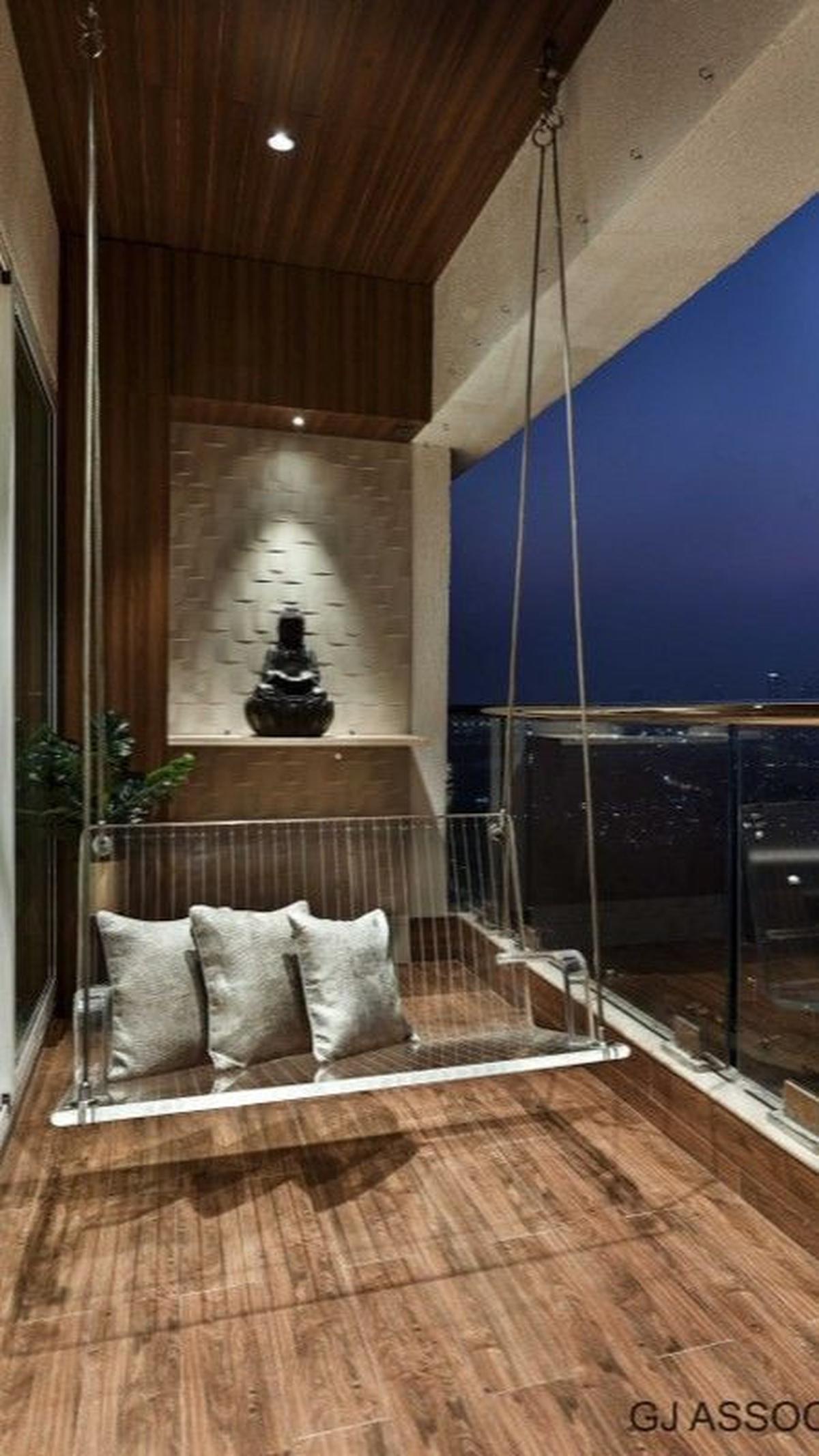 Desain Balkon Terbuka dengan Kursi Gantung