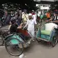 Petugas melakukan pendataan terhadap tukang becak di Kolong Flyover Bandengan Utara, Jakarta, Kamis (25/1). Becak-becak yang sudah didata ditempelkan stiker berlogo Pemprov DKI dan bertuliskan "Angkutan Orang Kawasan Tertentu" (Liputan6.com/Arya Manggala)