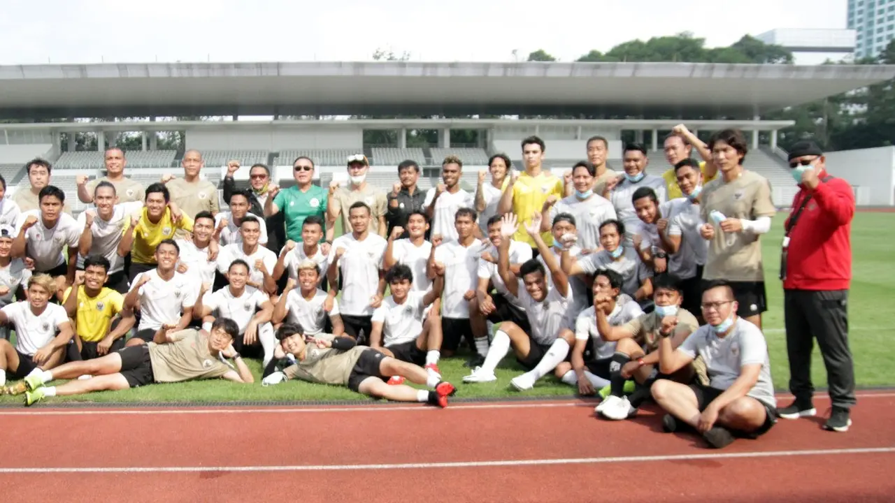 Ketua PSSI, Mochamad Iriawan berpose dengan Timnas Indonesia.