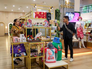 Pengunjung memilih Merchandise Piala Dunia U-17 di Surabaya Kriya Gallery (SKG) Siola yang terletak di Jalan Tunjungan, Surabaya. (Bola.com/Bagaskara Lazuardi)