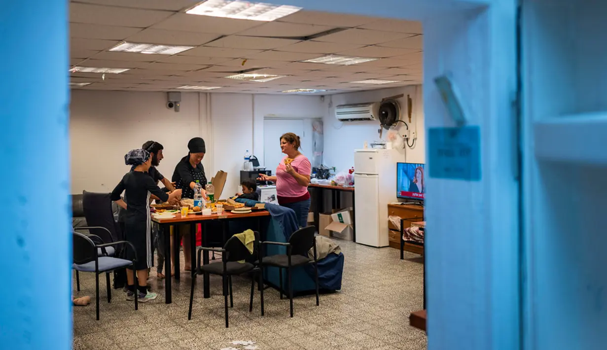 Bagi rumah-rumah di Israel, merupakan hal lumrah untuk memiliki ruang aman yang dibangun khusus di dalam untuk berlindung setelah undang-undang diperkenalkan pada tahun 1992 oleh Komando Front Dalam Negeri Pasukan Pertahanan Israel, yang menetapkan peraturan pertahanan sipil baru. (AP Photo/Bernat Armangue)