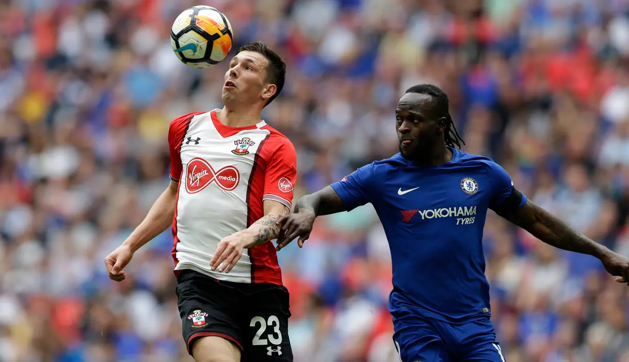 Pemain Southampton, Pierre-Emile Hojbjerg berebut bola dengan pemain Chelsea Victor Moses pada laga semifinal Piala FA di Stadion Wembley, London, Minggu (22/4). Chelsea lolos final Piala FA setelah menang 2-0 atas Southampton. (AP/Alastair Grant)