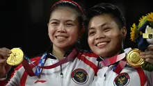 Ganda putri Indonesia Apriyani Rahayu dan Greysia Polii berpose dengan medali emas cabang badminton ganda putri Olimpiade Tokyo 2020 di Musashino Forest Sport, Senin (2/8/2021). Greysia / Apriyani merebut emas usai menang atas pasangan China Cheng Qingchen/Jia Yi Fan. (Alexander NEMENOV/AFP)