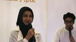 Nyanyi bareng, kedekatan Sintya dan Abidzar ini justru membuat netizen heboh. Netizen kompak mendoakan mereka bisa berjodoh. Abidzar dan Sintya serasi terlebih saat wanita pemain film “Penjaga Hati Dokter Cantik” ini pakai hijab.  (Liputan6.com/IG/@sintyamarisca)